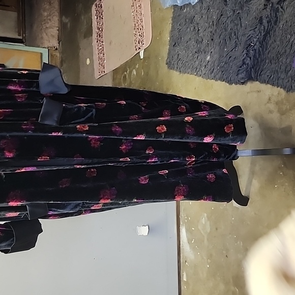Victoria's secret sexy robe fits like a small medium - Picture 2 of 3